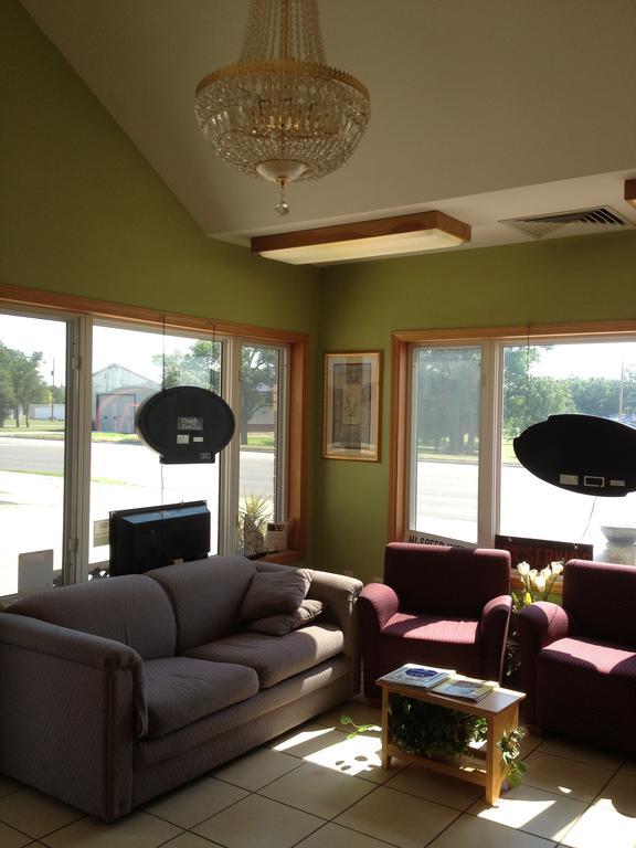 Trails West Motel South Hutchinson Extérieur photo